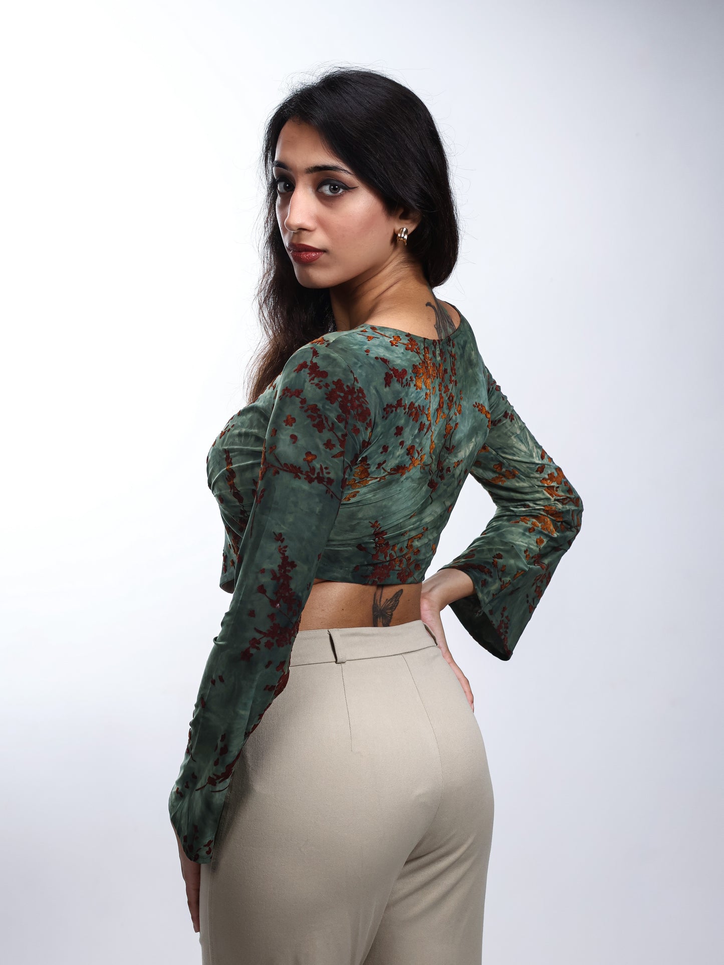 V-neck top, crop top, floral top, back image